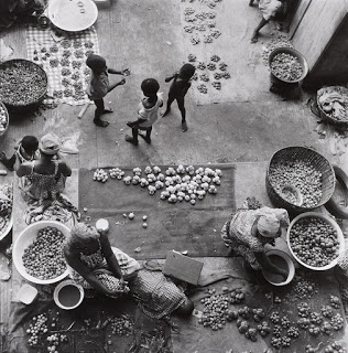 Niños y mujeres en un mercado africano (Paul Almàsy)